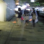 行灯をもって表参道ヒルズ前辺り