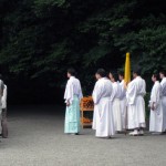 にわか雨に、神職へ傘の準備。