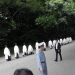 神職退舎の行列。