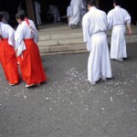 足もとの白い紙はお祓いの切麻。