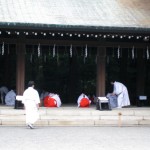 祓舎を整えている様子。